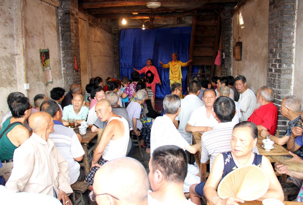 ͼΪ������Ⱥ�����ڲ����һ�ߺȲ�����һ�����͡��������˳�������